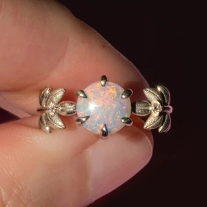 Anello vintage in argento con opale rotondo e design a foglia in uno scatto dal vivo