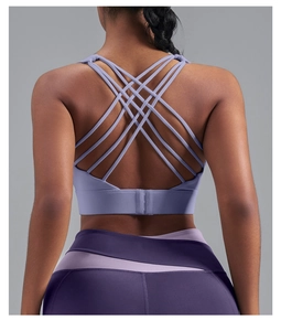 Détail de la brassière de sport lavande avec dos croisé à brides et fermeture ajustable