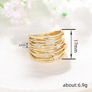 Anillo multicapa dorado con micro-pavé de circonitas y diseño ancho de 17mm