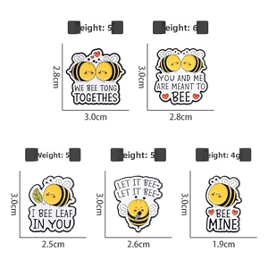 Lot de pin's abeille en émail avec dimensions et poids détaillés sur fond blanc épuré