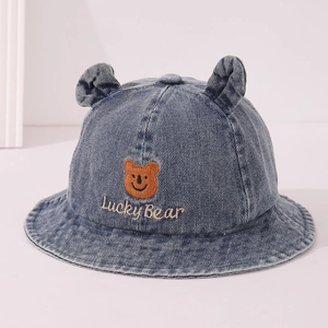 Dettaglio dell'orso Lucky ricamato e orecchie carine sul cappello alla pescatora in denim