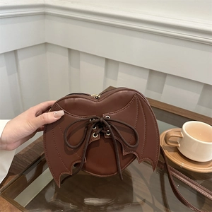 Borsa a tracolla marrone scuro a forma di cuore con ali di pipistrello e lacci