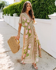 Détail d'une robe longue fleurie à taille haute avec décolleté en V et style boho