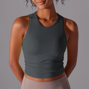 Détail de la texture plissée et du tissu froncé sur le débardeur de yoga gris foncé ajusté