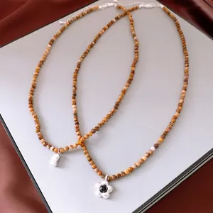 Colliers perlés réglables avec perle baroque et pendentif fleur sur soie brune