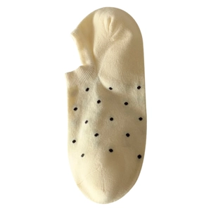 Fantasmini beige a pois neri con polsini elastici su sfondo bianco per donna