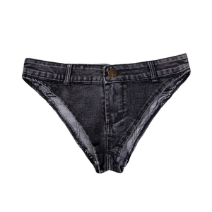 Dettaglio ravvicinato di pantaloncini di denim con bottoni in metallo e bordi sfrangiati