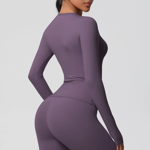 Détail de l'ensemble de fitness violet montrant la coupe moulante et coutures plates
