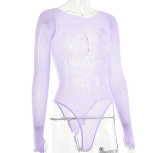 Détail du body en mesh lilas à manches longues et ornements en strass scintillants