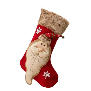 Chaussette de Noël en peluche rouge et beige avec Père Noël 3D et broderies de flocons