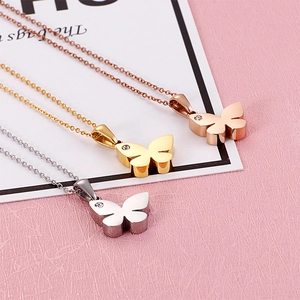 Detailansicht der Schmetterling-Halsketten in Gold, Silber und Roségold mit Zirkon-Akzent