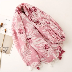 Écharpe rose effet coton-lin pour femme avec imprimé floral et franges décoratives