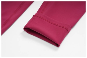Détail macro de couture à quatre aiguilles et six fils sur un pantalon de yoga