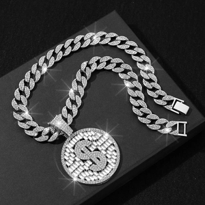 Chaîne cubaine argentée avec pendentif signe dollar brillant sur boîte d'exposition noire