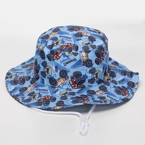 Détail d'un chapeau de soleil bleu clair pour enfants avec motifs de monster trucks et corde