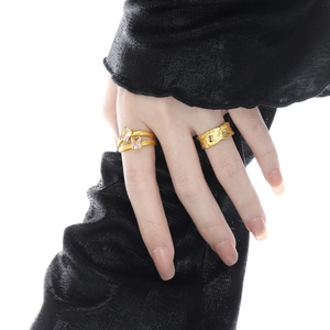 S925 Sterling Silber Ring Set in Mattgold mit strukturierter Schiene und quadratischem Zirkon