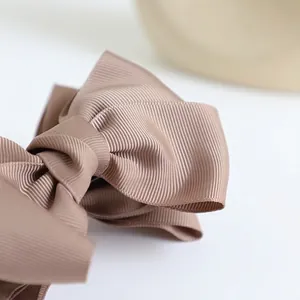Eleganter großer brauner Schleifen-Haarclip mit rutschfestem Griff und Strukturstoff
