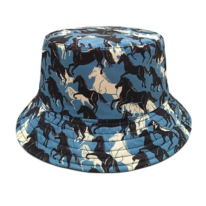 Détail d'un chapeau bob en coton bleu foncé avec motifs de chevaux et coutures précises