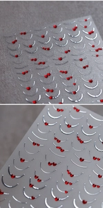 Détail macro de stickers ongles French argent avec petits cœurs rouges en relief