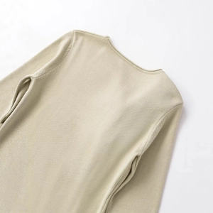 Maglione in maglia beige minimalista con decorazione floreale 3D e girocollo fine