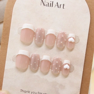 Handgefertigte Press-on-Nägel mit French Tips, Perlen und 3D-Herz-Motiven