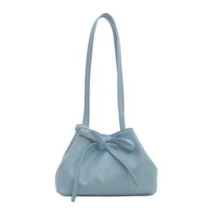 Borsa a spalla azzurra minimalista con fiocco decorativo e trama in pelle liscia fine