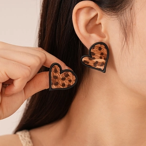 Boucles d'oreilles cœur léopard rétro avec bordure dorée et motif animalier chic