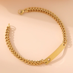 Detailansicht des 18K vergoldeten Edelstahl ID-Armbands mit graviertem Sonnenmuster