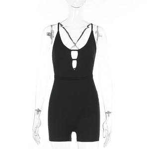 Dettaglio del design cut-out e della trama in maglia della tutina nera sexy