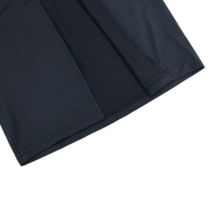 Gros plan sur la fente latérale et les coutures de qualité sur l'ourlet de la robe noire