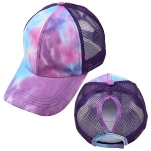 Detailansicht der Tie-Dye Cap mit atmungsaktivem lila Netz und praktischem Pferdeschwanzloch