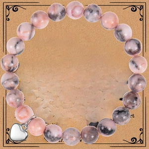 Bracelet en perles de pierre naturelle avec breloque cœur sur carte cadeau inspirante