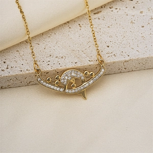 Collier dauphin doré élégant avec zircons blancs scintillants sur fond de soie douce