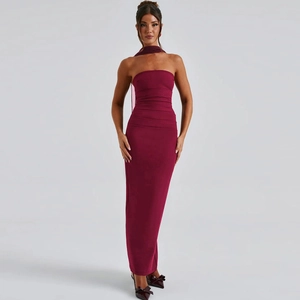 Robe bustier rouge vin élégante avec plis horizontaux et accessoire de cou assorti en détail