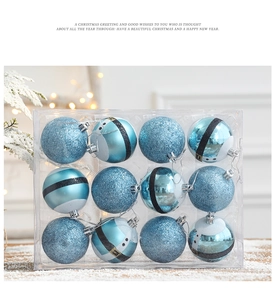 Détail de 12 décorations de Noël bleues peintes dans un coffret cadeau festif