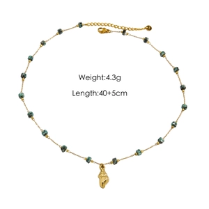 Dettagli della collana con perline verdi e ciondolo a conchiglia, lunghezza 40+5cm e peso 4,3g
