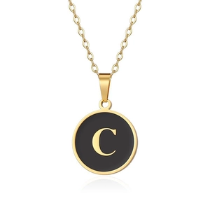 Dettaglio della collana in acciaio al titanio dorato con ciondolo a lettera C in smalto nero