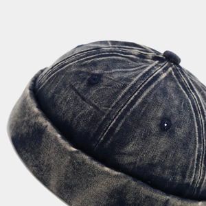 Gros plan du bonnet miki en denim délavé bleu foncé montrant les surpiqûres