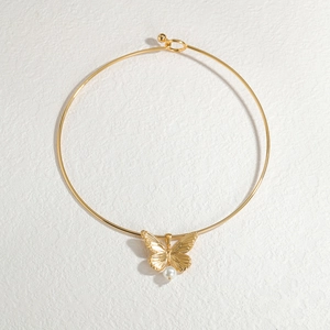 Elegante collana a farfalla dorata con perle bianche e anello in acciaio inossidabile minimo
