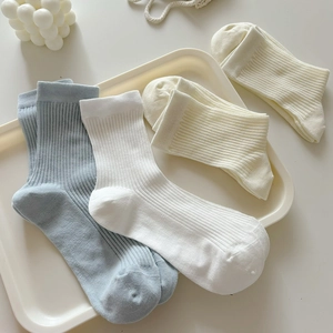 Lot de trois paires de chaussettes mi-mollet à rayures verticales en bleu et blanc