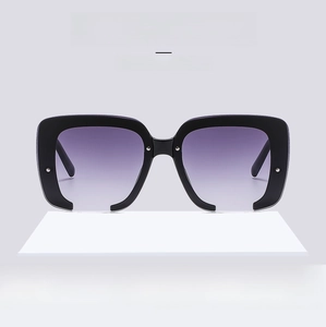 Detail einer quadratischen Oversize-Sonnenbrille mit lila Verlaufsgläsern und Silbernieten