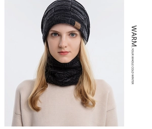 Detailansicht des Waffelstrickmusters und Leder-Sport-Tags am grauen Winter-Set