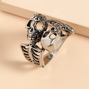 Dettaglio dell'anello gotico a teschio con design a scheletro in argento ossidato e trama