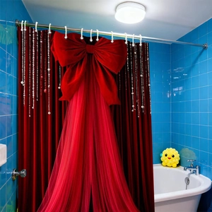 Détail du rideau de douche de Noël en velours rouge avec grand nœud 3D et perles décoratives
