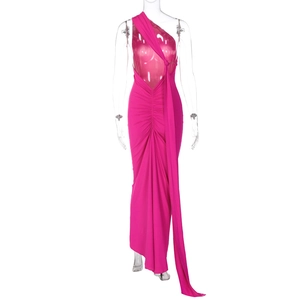 Detailansicht des rosa Bodycon-Maxikleides mit eleganten Raffungen und asymmetrischem Ein-Schulter-Design