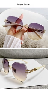 Detalle de gafas de sol sin montura en degradado violeta-marrón con bisagras doradas