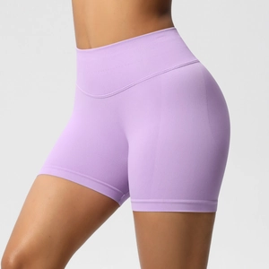 Gros plan sur le short de fitness violet sans couture avec taille haute et texture côtelée