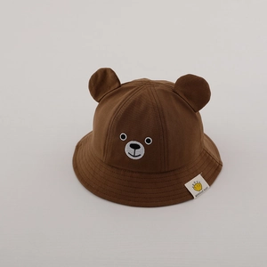 Détail du chapeau bob marron pour bébé avec oreilles d'ours mignonnes et texture en coton