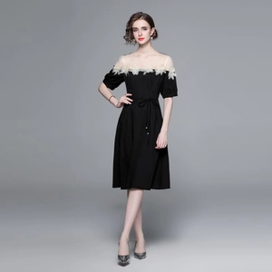 Robe noire de style français avec fleurs appliquées blanches et ceinture nouée