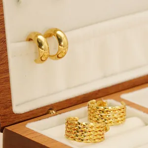 Boucles d'oreilles géométriques en U plaquées or 18 carats avec motifs torsadés polis